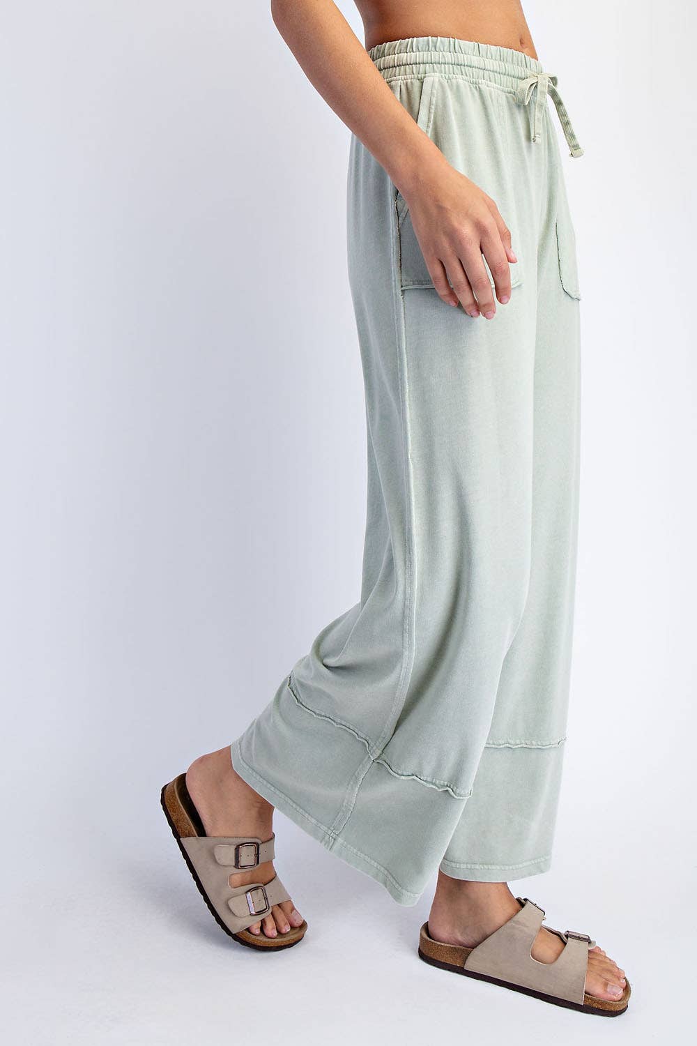 New Colors MINERAL WASHED WIDE LEG PANT - Mocha