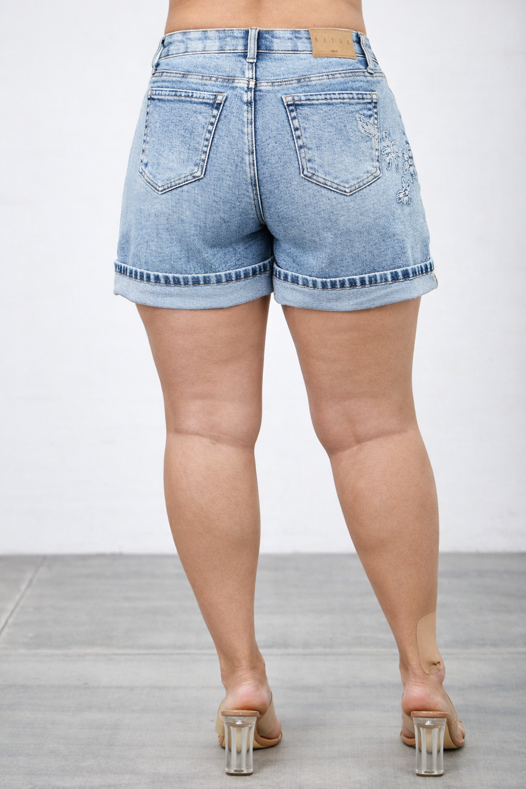 S81628M-PLUS MID RISE RELAXED SHORT W /EMBROIDERY
