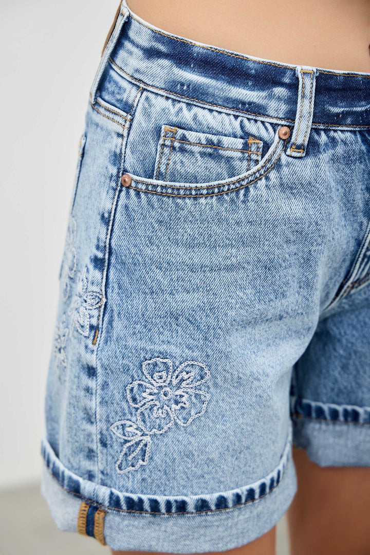 MID RISE RELAXED SHORT WITH EMBROIDERY