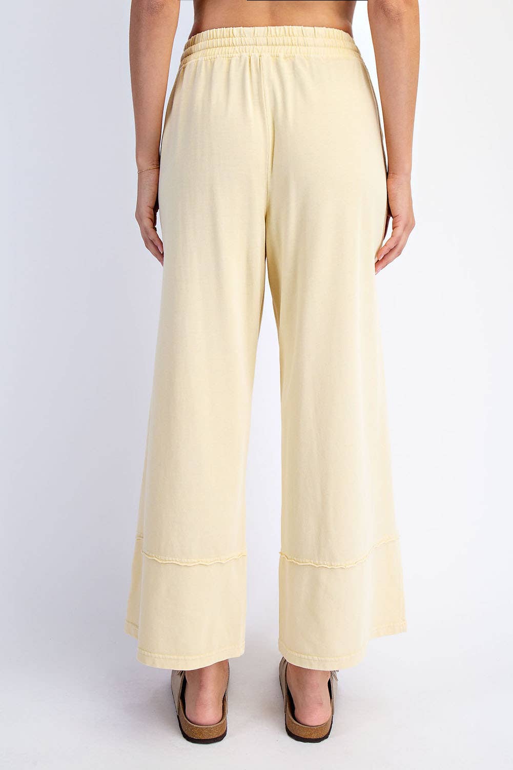 New Colors MINERAL WASHED WIDE LEG PANT - Mocha