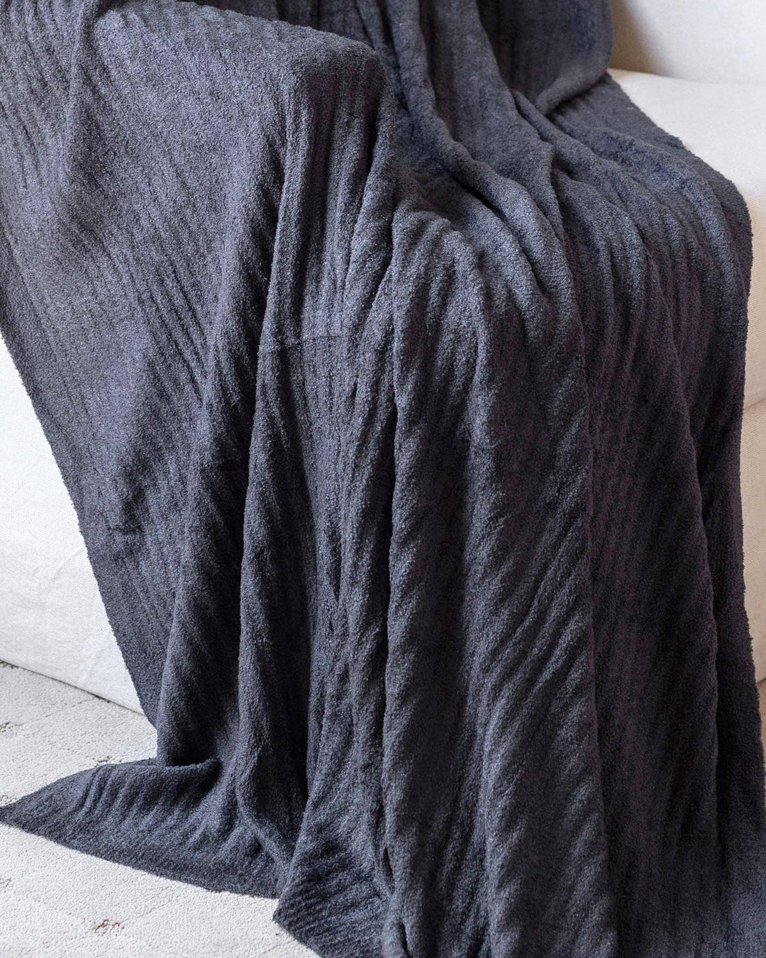 Plush Bambü Blanket In Charcoal