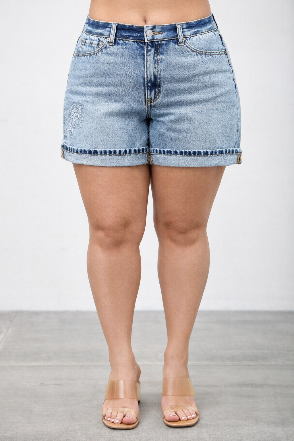 S81628M-PLUS MID RISE RELAXED SHORT W /EMBROIDERY